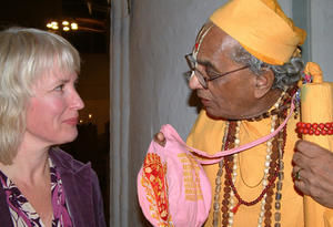 Ein Vertreter der Hindus im Gespräch mit Brigitte Könemann