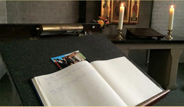 Viele Besucher von St. Petri geben ihrer Trauer im Kondolenzbuch Ausdruck - Copyright: Hauptkirche St. Petri