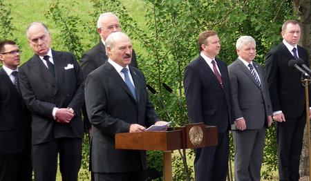 Staatspräsident Alexander Lukaschenko selbst legt den Grundstein für die Gedenkstätte Trostenez - Foto: IBB
