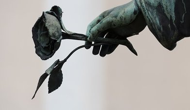 Statue ausschnitt Hand mit Rose - Copyright: pixabay