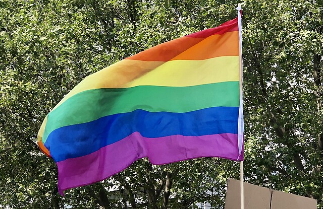 Eine Regenbogenfahne auf einem CSD