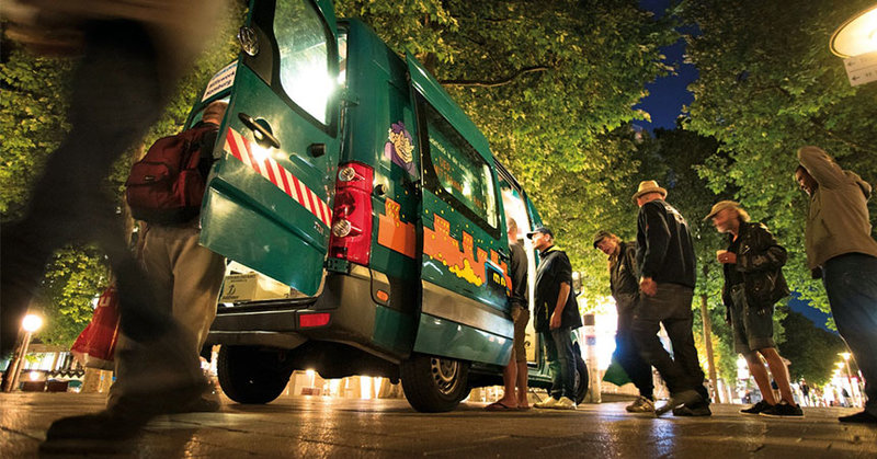 Der Mitternachtsbus der Diakonie Hamburg hilft Menschen, die auf der Straße leben