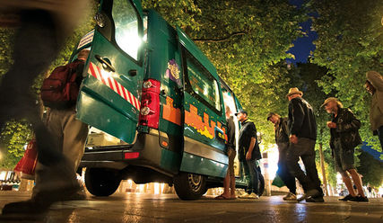 Der Mitternachtsbus der Diakonie Hamburg hilft Menschen, die auf der Straße leben - Copyright: © Mauricio Bustamante