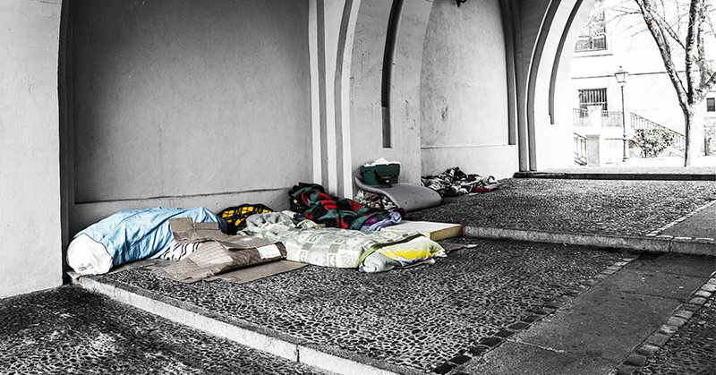 Schlafplätze von Obdachlosen unter einer Brücke