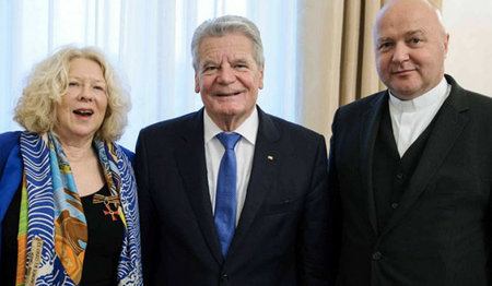 Auszeichnung für ihr Engagement in der Flüchtlingshilfe: Helga Rodenbeck mit Klaus-Georg Poehls und Bundespräsident Gauck