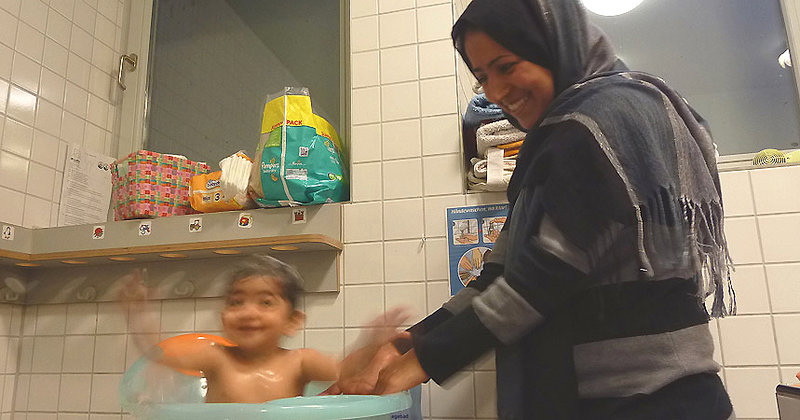 Badespaß: Nia genießt das warme Wasser und ihre Mutter Maryam freut sich