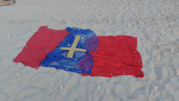 Tücher und Kreuz am Strand - Copyright: Peter Fahr