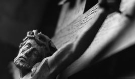 Jesus am Kreuz mit Dornenkrone - Copyright: © Creative Commons, CC0