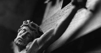Jesus am Kreuz mit Dornenkrone - Copyright: © Creative Commons, CC0
