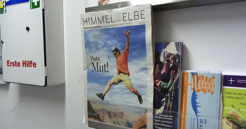 Rettung ist nah - die neue Ausgabe von "Himmel & Elbe", fotografiert im Kirchenkreis Hamburg-West/Südholstein