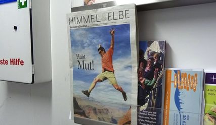 Rettung ist nah - die neue Ausgabe von 'Himmel & Elbe', fotografiert im Kirchenkreis Hamburg-West/Südholstein - Copyright: Sabine Henning/kirche-hamburg.de