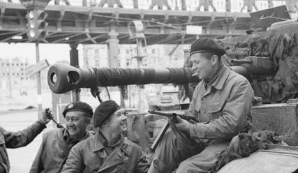 Kriegsende in Hamburg - britische Soldaten am 4. Mai 1945 auf dem Hamburger Rödingsmarkt - Copyright: Commons Wikimedia