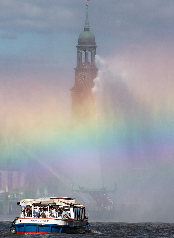 Die Binnenalster in Hamburg mit dem Michel im Hintergrund