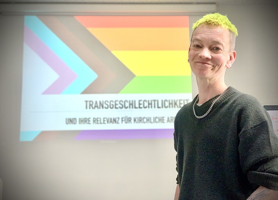 Gott jenseits von Kategorien: Ein Interview mit Pfarrperson Tash