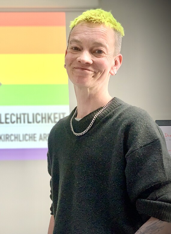 Schwerpunkt: Wer ist Gott? Interview mit Tash Hilterscheid