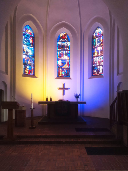 Altarraum der Kirche St. Markus in gelb-blauem Licht illuminiert - Copyright: Harald Barthel