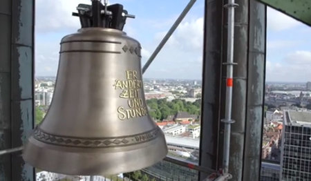 Friedenstöne für die Stadt: eine der beiden neuen Michel-Glocken