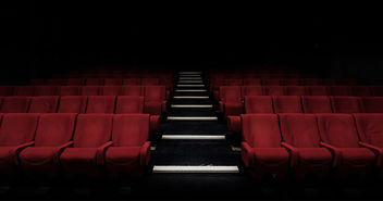 'Licht und Dunkel' lautet das Motto der Filmreihe im Abaton Kino. © Unsplash - Copyright: Unsplash, Felix Mooneeram