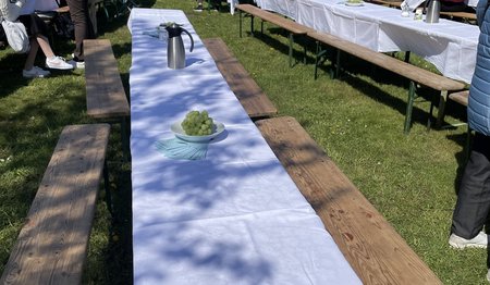 Lange einladende Tische für die Taufgesellschaften