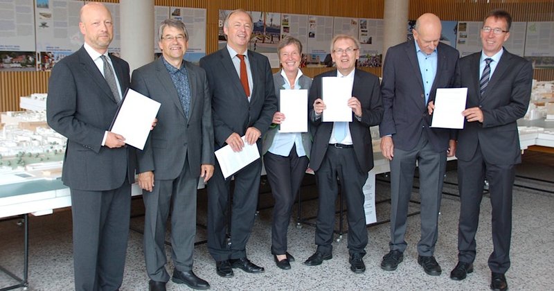 Gemeinsam gegen Wohnungsmangel: Vertreter beider Hamburger Kirchenkreise und der Stadt unterzeichneten die Vereinbarung