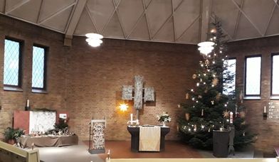 Matthias-Claudius-Kirche zu Weihnachten, innen - Copyright: Rosemarie Schöch