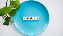 Teller mit Schriftzug 'Vegan' - Copyright: Pexels