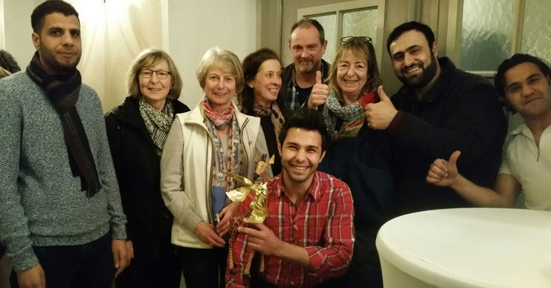 Die Preisträger des Café Refugio mit der "Goldenen Giraffe", dem Symbol des Eine-Welt-Preises