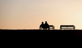Zwei Menschen sitzen auf der Bank, im Hintergrund der Himmel - Copyright: © Jürgen Treiber / fundus-medien.de