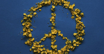 Friedenzeichen aus Blütenblättern - Copyright: Pixabay