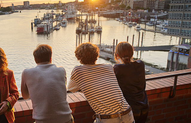 Eine Gruppe von Menschen schaut in den Hamburger Horizont