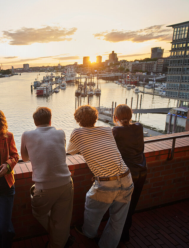 Eine Gruppe von Menschen schaut in den Hamburger Horizont