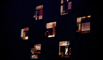 Beleuchtete Fenster der Emmauskirche - Copyright: Karen Diehn