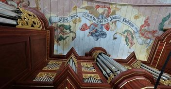 Die Arp Schnitger-Orgel in Neuenfelde: Etwa die Hälfte der 1.700 Pfeifen ist noch original erhalten - Copyright: Stephan Wallocha/epd-bild