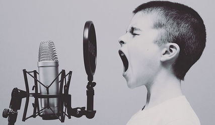 Ein Junge schreit in ein Mikrofon - Copyright: © Lizenz Pixabay