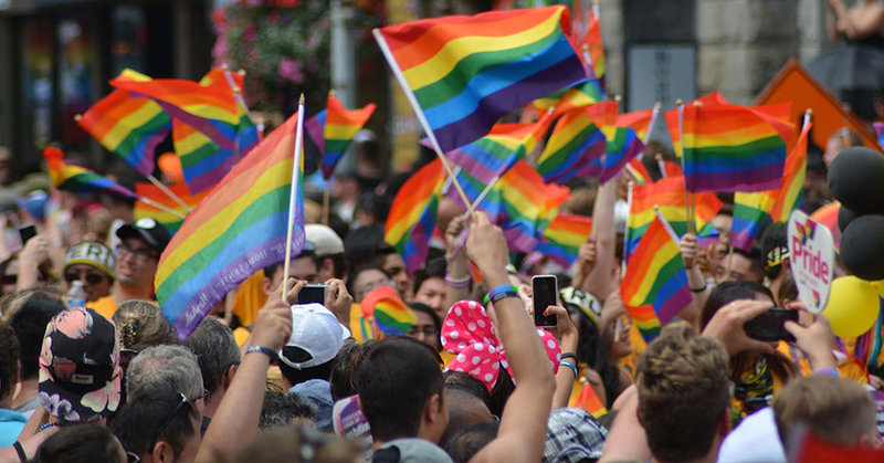 Regenbogenfahnen bei einer Gay Pride Parade