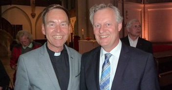 Pastor Ralf T. Brinkmann mit Propst Karl-Heinrich Melzer - Copyright: Sabine Henning/kirche-hamburg.de