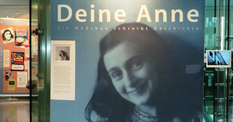 Großformatige Bildwände erzählen vom Leben Anne Franks