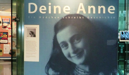 Großformatige Bildwände erzählen vom Leben Anne Franks - Copyright: Anne Frank Zentrum Berlin