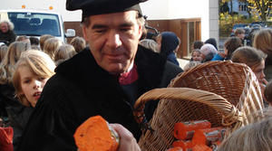 Pilgerpastor Bernd Lohse verteilt Lutherkekse