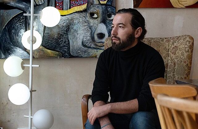 Schriftsteller Kadir Özdemir im Portrait