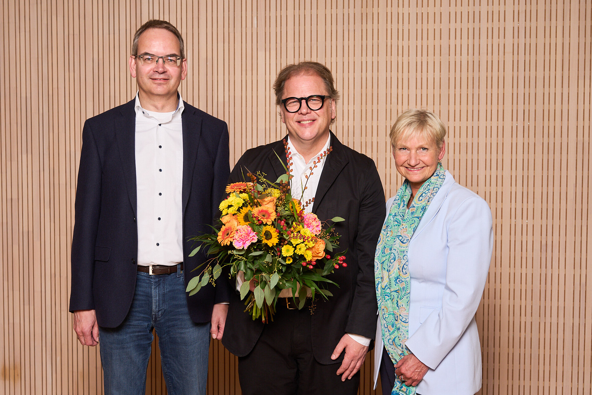 Oliver Kraushaar und Bischöfin Fehrs gratulieren Tim Ströver zur Wahl