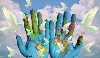 Zwei Hände mit Abbildung Weltkarte - Copyright: Pixabay