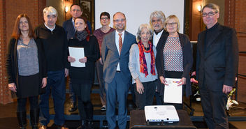 Die Preisträger mit Justizsenator Till Steffen (Mitte) - Copyright: Frederika Hoffmann