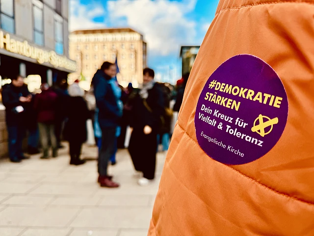 Auf einem Ärmel auf der Demo ist ein Sticker mit "Demokratie stärken"