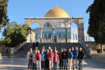 Gruppenbild vor Tempel
