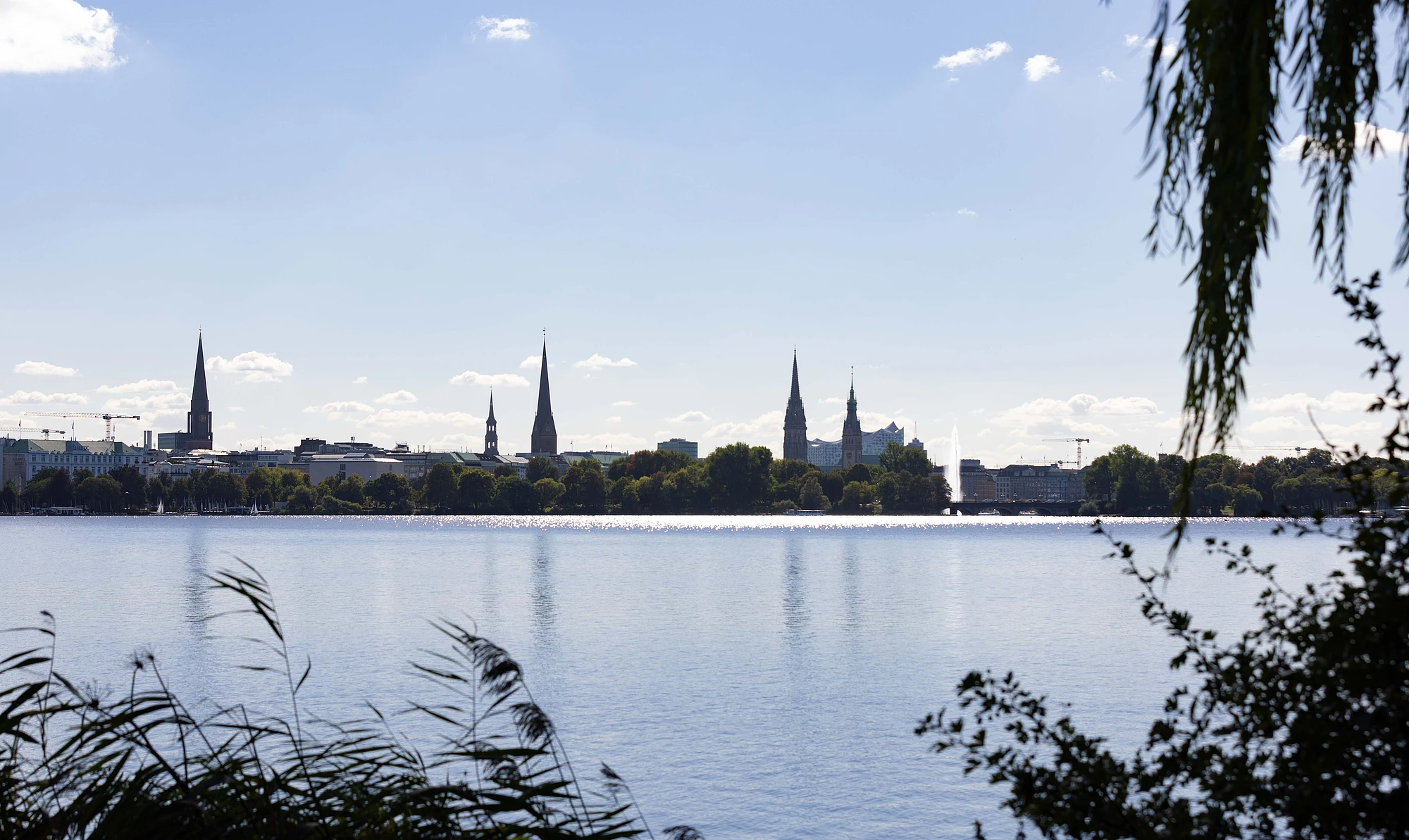 Die Binnenalster in Hamburg mit Blick auf die Hauptkirchen
