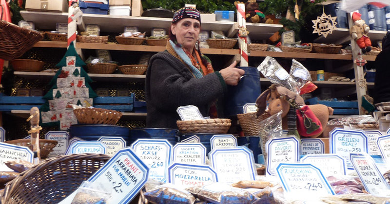 Seit 37 Jahren verkauft Edla Lücking Kräuter auf dem Weihnachtsmarkt an St. Petri