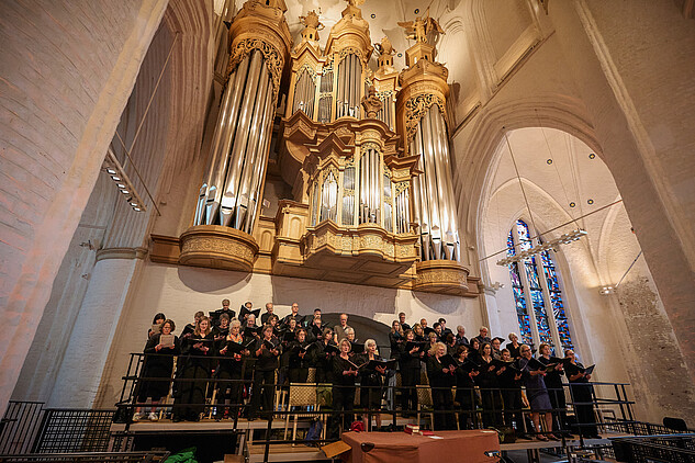 Ein Chor singt auf der Verabschiedung von Ulrike Murmann in der Hauptkirche St. Katharinen in Hamburg
