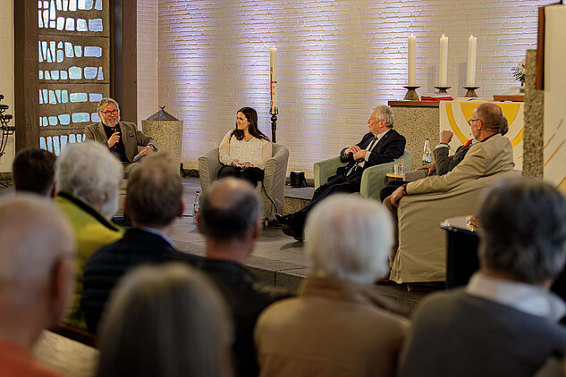 Joachim Gauck und weitere in der Christuskirche in Norderstedt