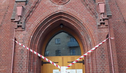 Kirchenportalg der Kirche St. Markus mit Absperrband daran Bilder von Steinen - Copyright: Volker Simon